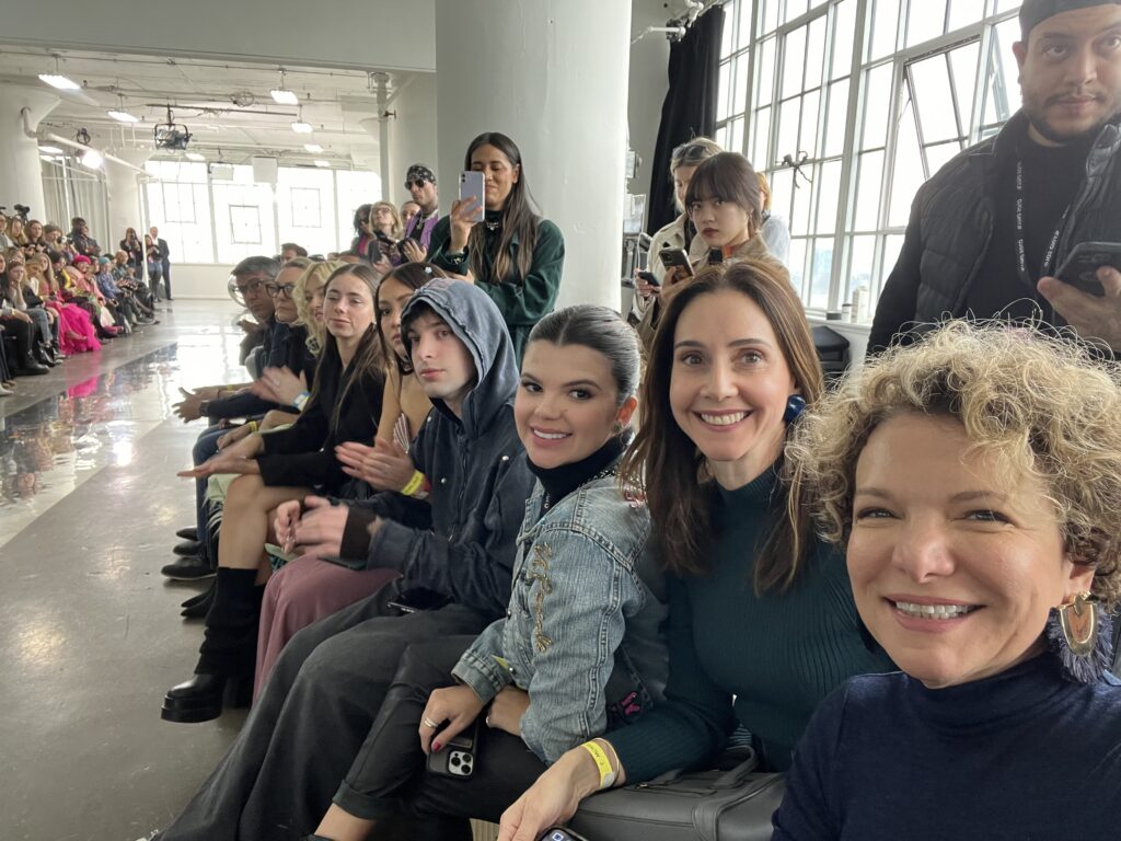 Marcia assistindo ao desfile da Flying Solo com Daphne Melo da @beltbe e Juliana Brandão da @julianaheels. Elas já contaram das duas experiências como empreendedoras de moda nos EUA para o The Trends Club.