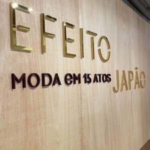 Foto do letreiro da exposição de moda: Efeito Japao, moda em 15 atos