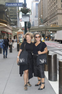 Foto da Silvia Scigliano e Márcia Crivorot em Nova York segurando a sacola do curso New York Fashion Tour