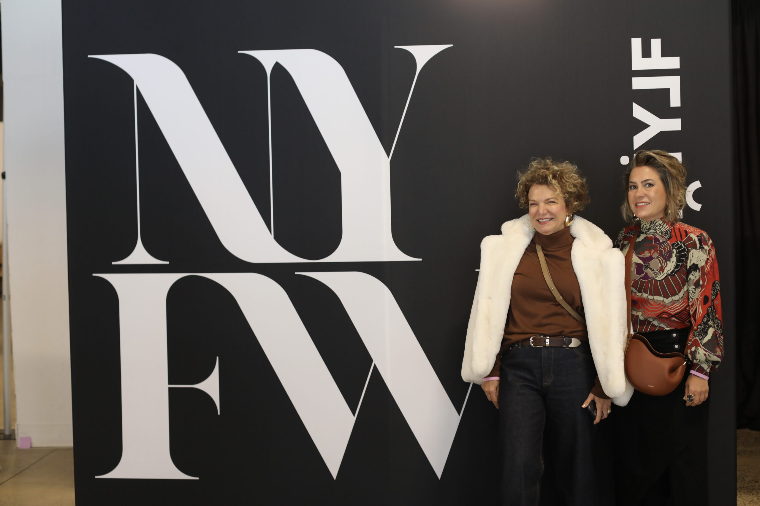 Foto da Marcia e da silvia em frente à entrada do backstage do New York Fashion Week durante o New York Fashion Tour, veja suas curiosidades.