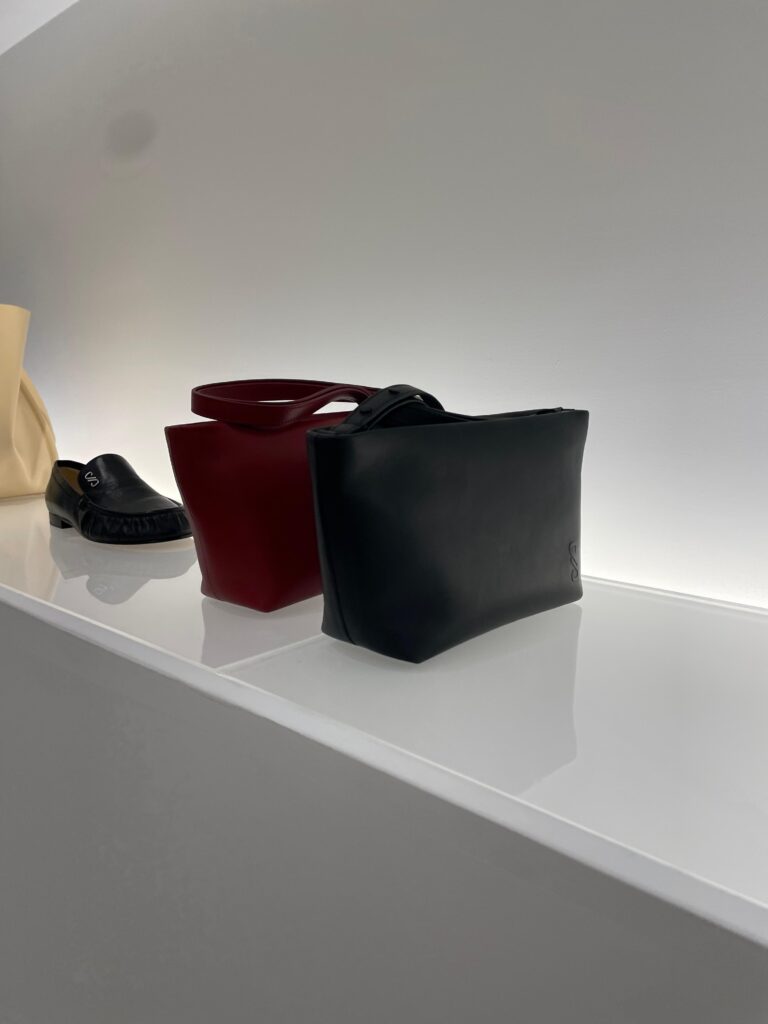 bolsa preta scaled em couro, mostrando a tendência desse material em bolsas