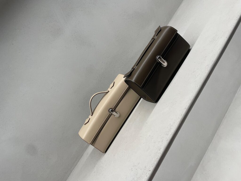 Bolsa em couro de tons neutros.