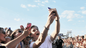 foto de adoslescentes tirando selfie para exemplificar as novas gerações