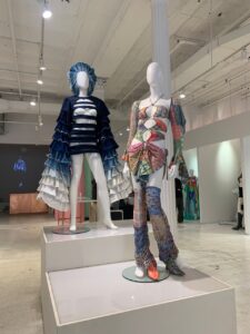 Foto de manequins em loja de Nova York para pesquisa de tendências.