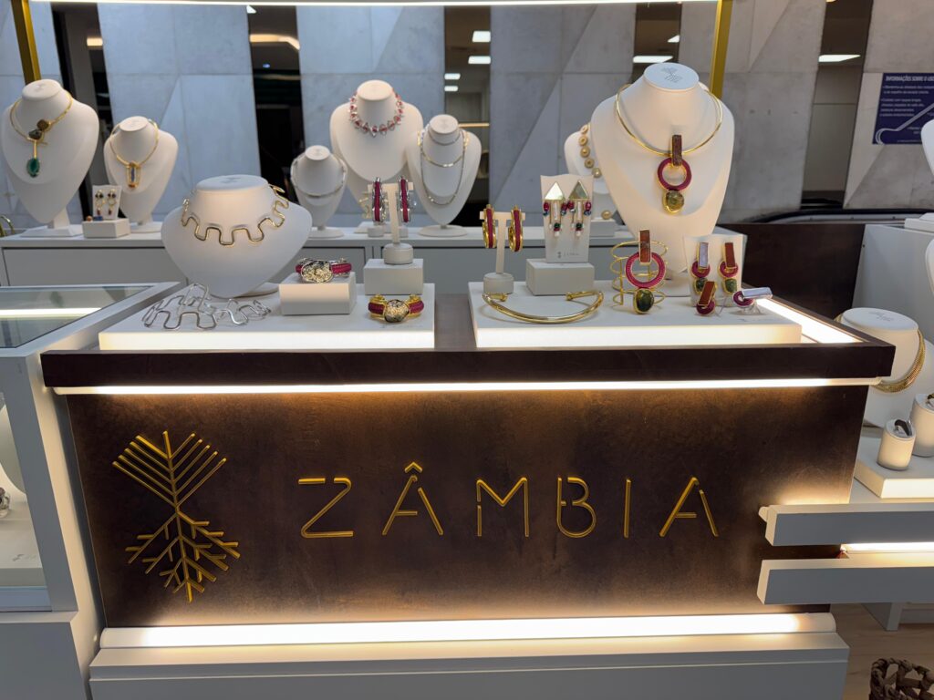 Foto da vitrine da loja Zumbia, no Rio de JAneiro. A vitrine mostra colares variados feitos em madeira e metais.