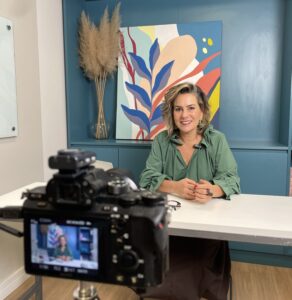 Foto da Silvia Scigliano em entrevista sobre tendência de cores.