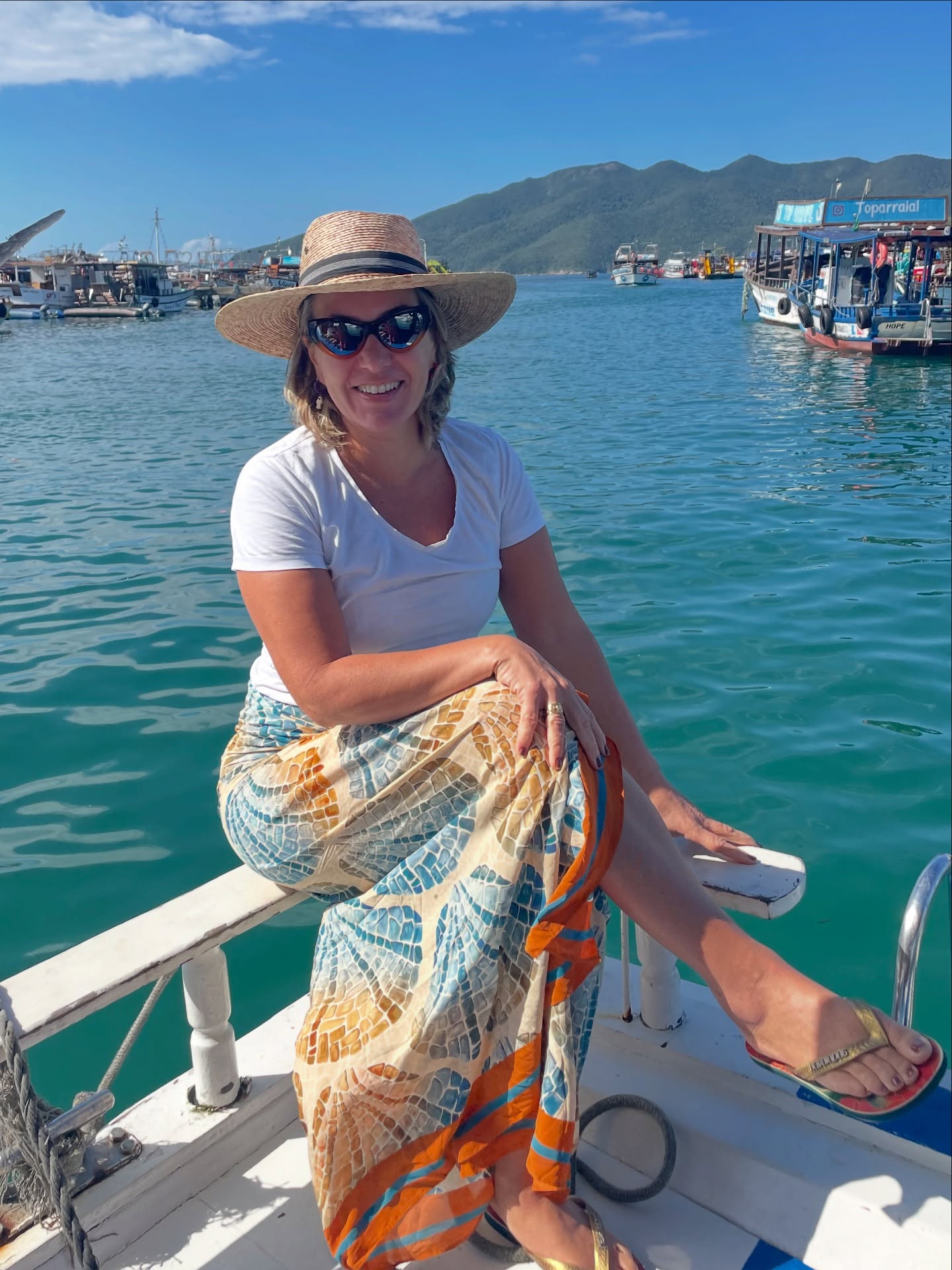 Foto da Silvia Scigliano em um barco, no mar, durando o inverno.