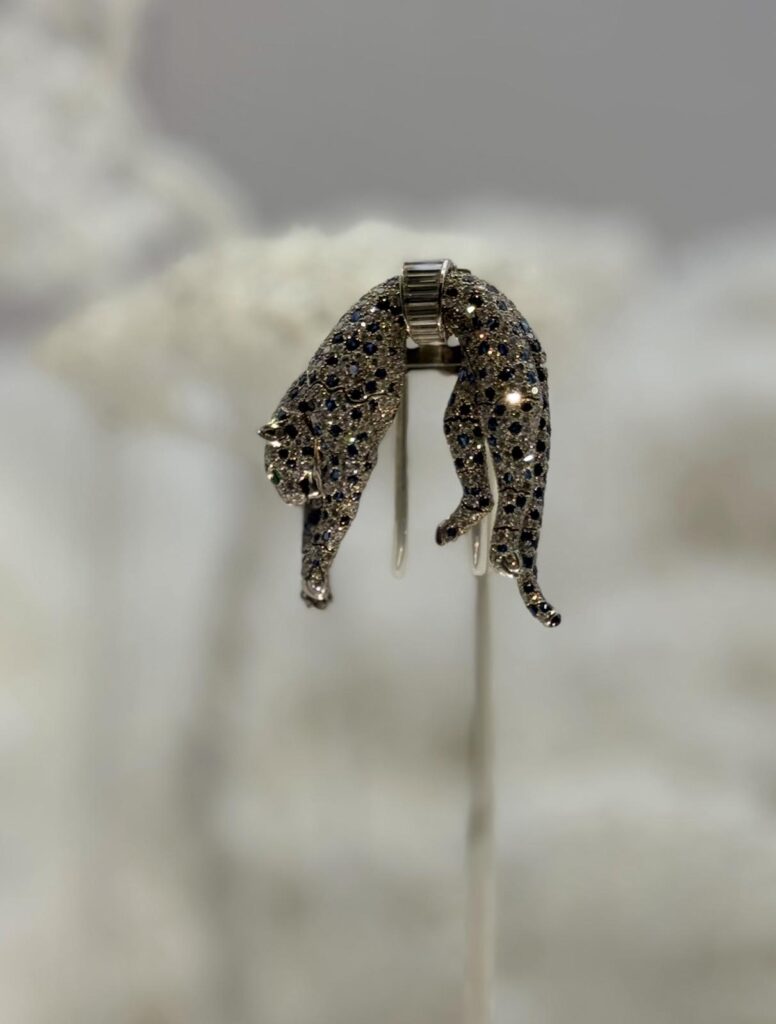 Foto de um pingente de onça feito com pedras preciosas, na exposição Cartier.