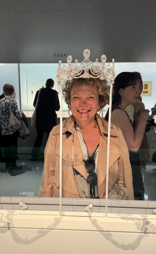 Foto da Marcia Crivorot com uma coroa na exposição Cartier: A Arte do Luxo Verdadeiro no Victoria & Albert Museum
