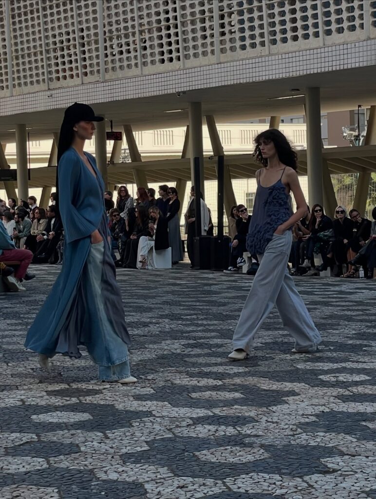 Foto de duas modelos no desfile da Neriage
