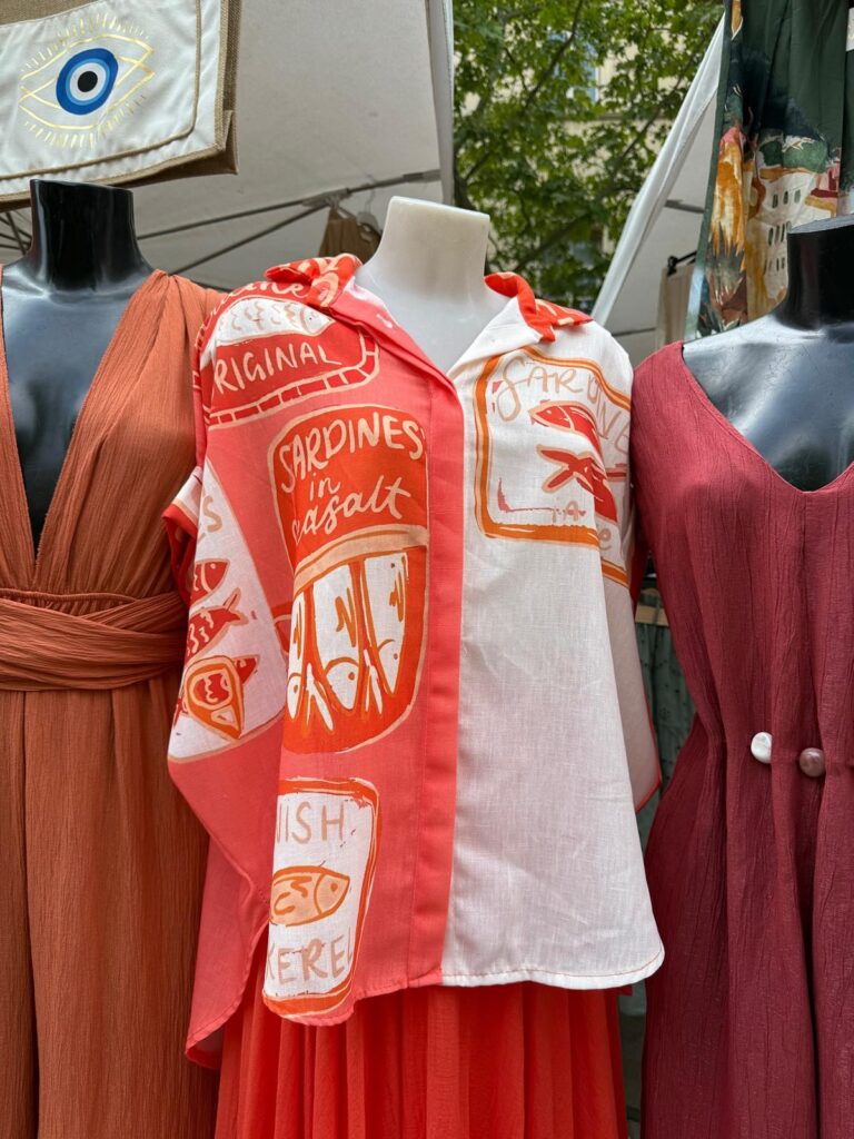 Foto de camisa laranja com branco e estampas divertidas de sardinha