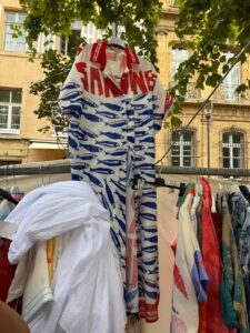Foto de vestido longo estampanhado com sardinhas azuis em camelédromos na Europa