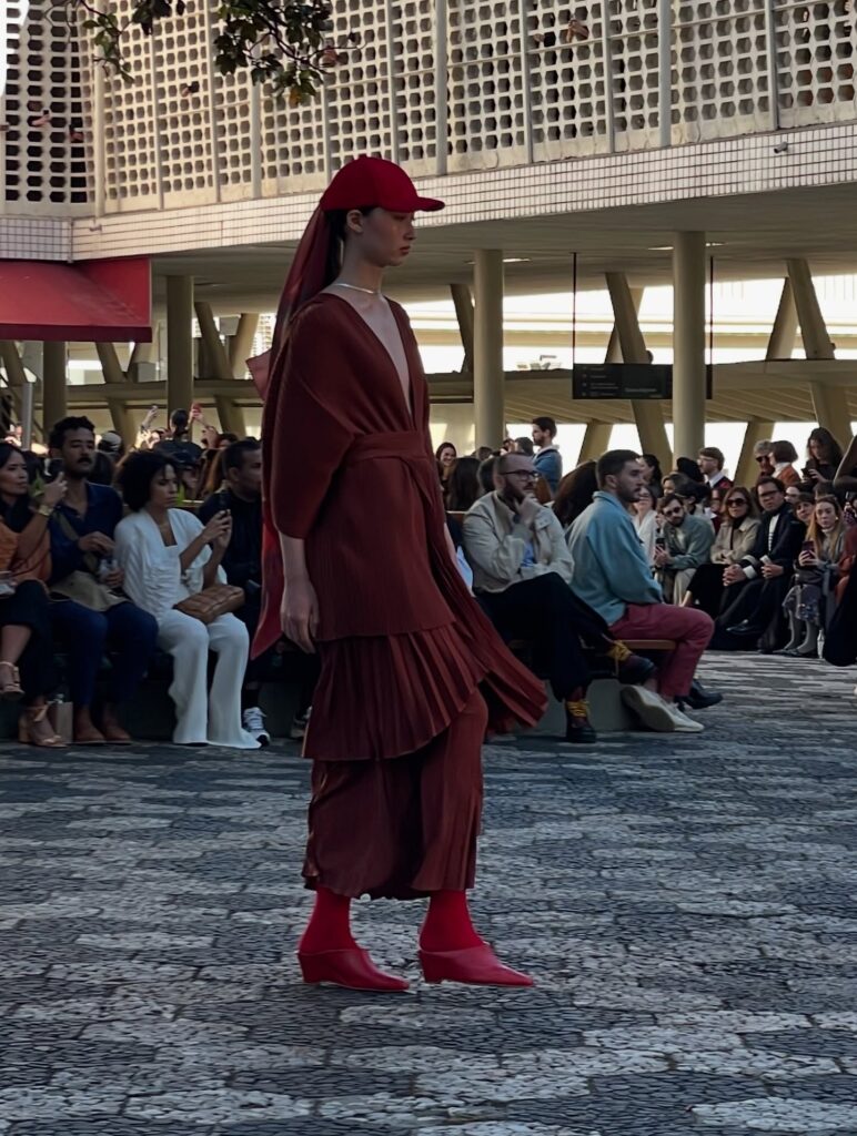 Foto de modelo com vestido fluido vermelho durante