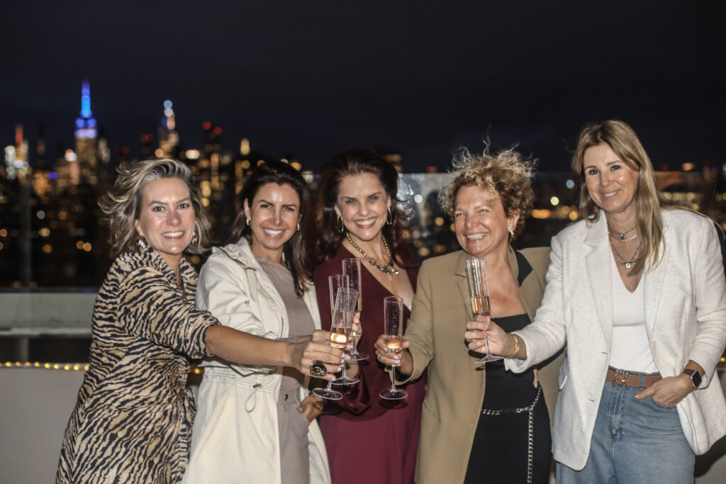 Silvia e Marcia com alunas brindando aso 10 anos do New York Fashion Tour