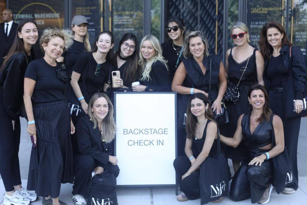 Foto das alunas e professoras do curso NY Fashion Tour na entrada do backstage da New York Fashion Week durante a edição de setembro de 2025.