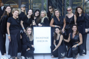 Foto das alunas e professoras do curso NY Fashion Tour na entrada do backstage da New York Fashion Week durante a edição de setembro de 2025.