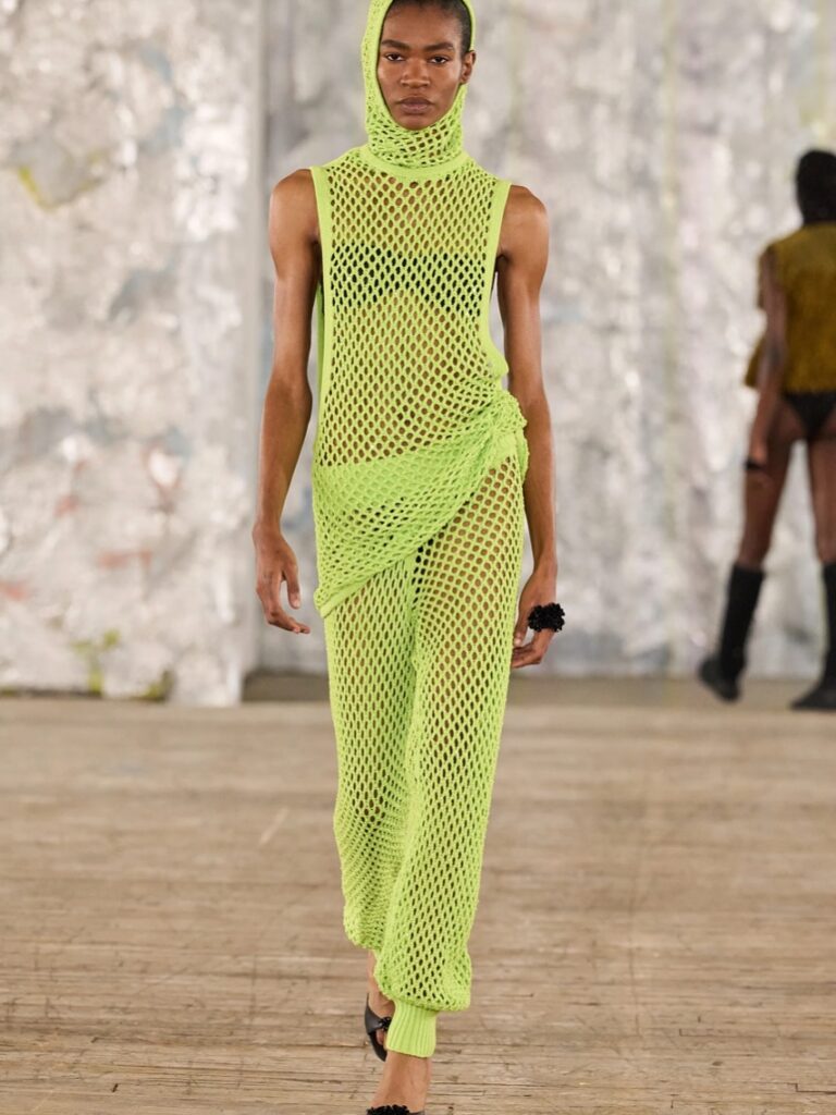 Modelo usa macação verde neos, vazado de cintura baixa.