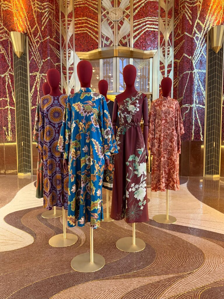 Peças expotas no interior da loja Printemps, em NY.