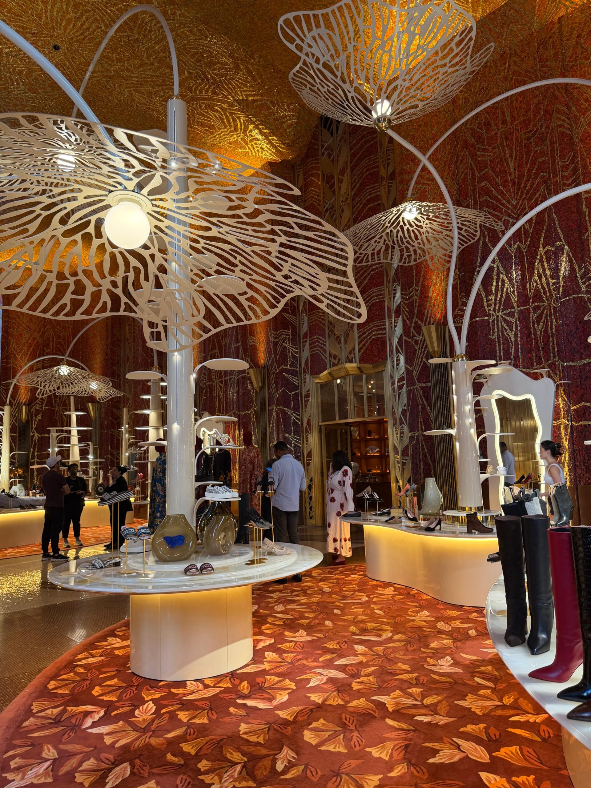 Foto do interior da loja Printemps em Nova York