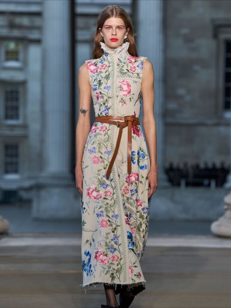 Modelo com vestido lingo florido e dois cintos marrons